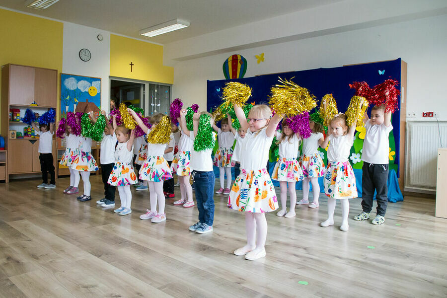 Na zdjęciu przedszkolaki podczas występu
