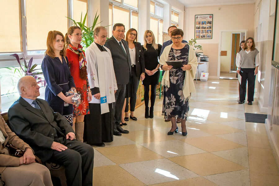 plan ogólny holu, w pierwszym planie rodzina Patronki oraz proboszcz parafii w Niemcach