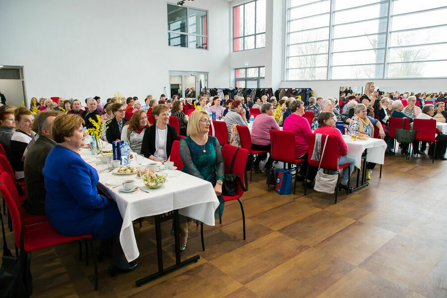 plan ogólny na salę z seniorami przy stołach