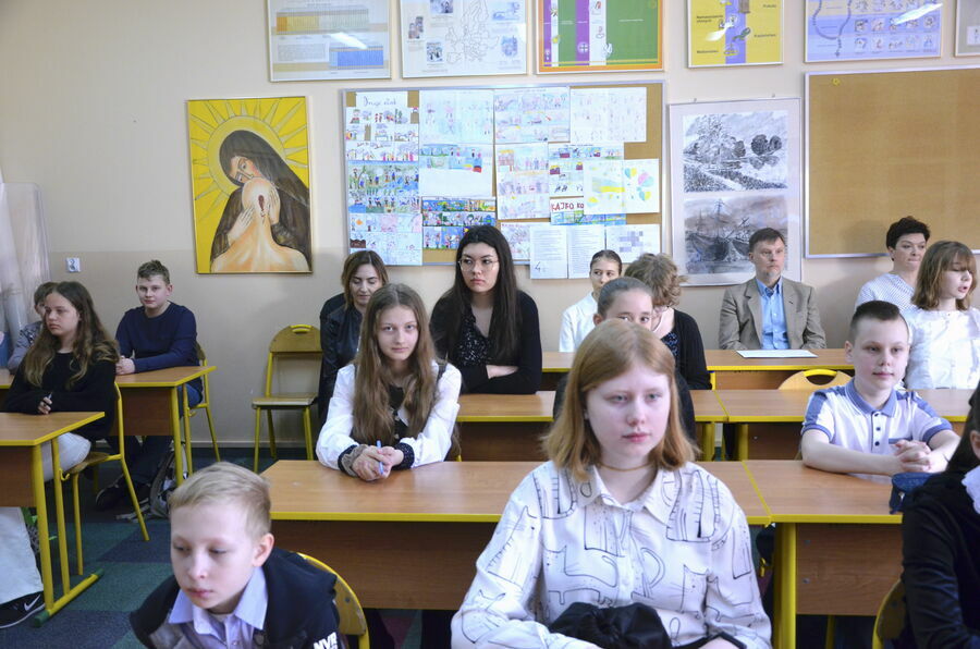 uczniowie w ławkach