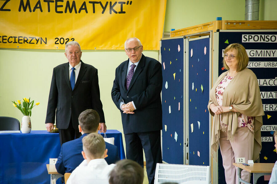 Powitanie uczestników konkursu od lewej Wójt Gminy Niemce, Dyrektor ZPO Ciecierzyn i Wicedyrektor