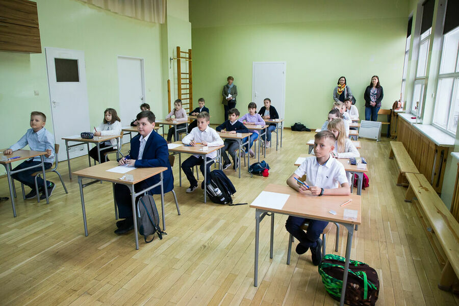plan ogólny na salę z uczestnikami konkursu w ławkach