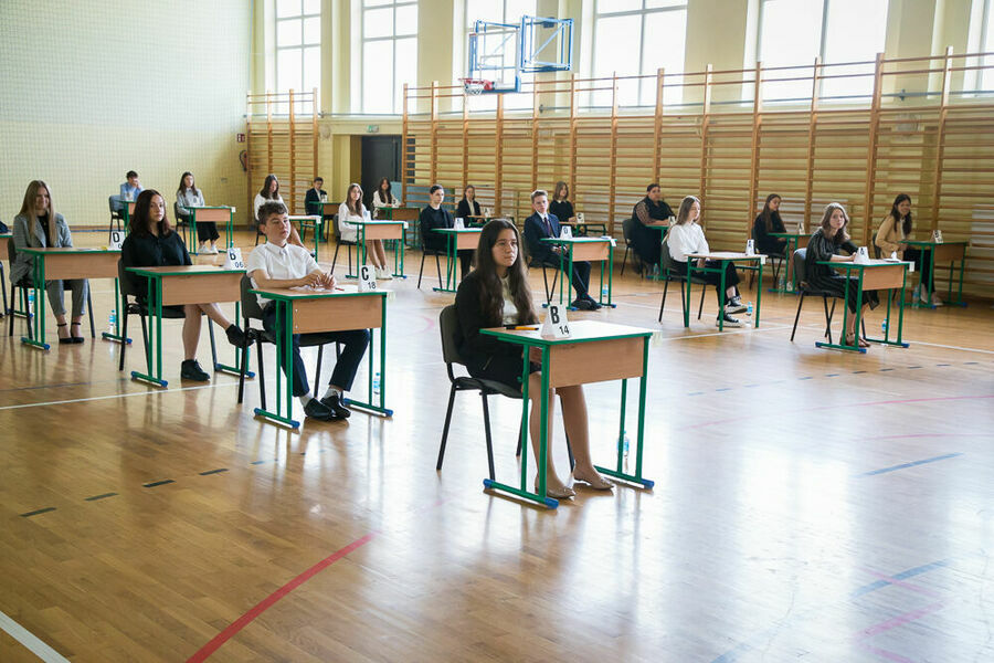 Uczniowie przed egzaminem na sali gimnastycznej