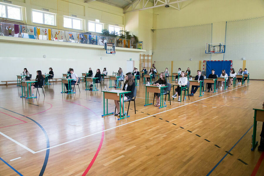 Uczniowie przed egzaminem na sali gimnastycznej