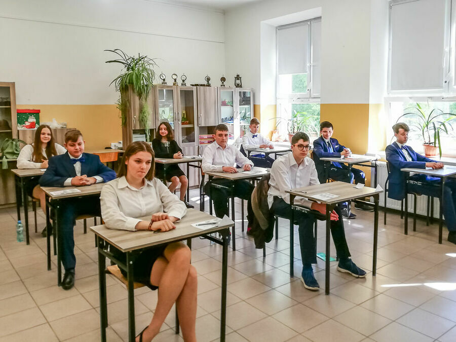 Uczniowie przed egzaminem na sali