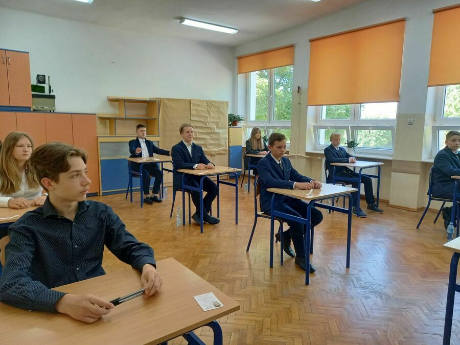Uczniowie przed egzaminem na sali