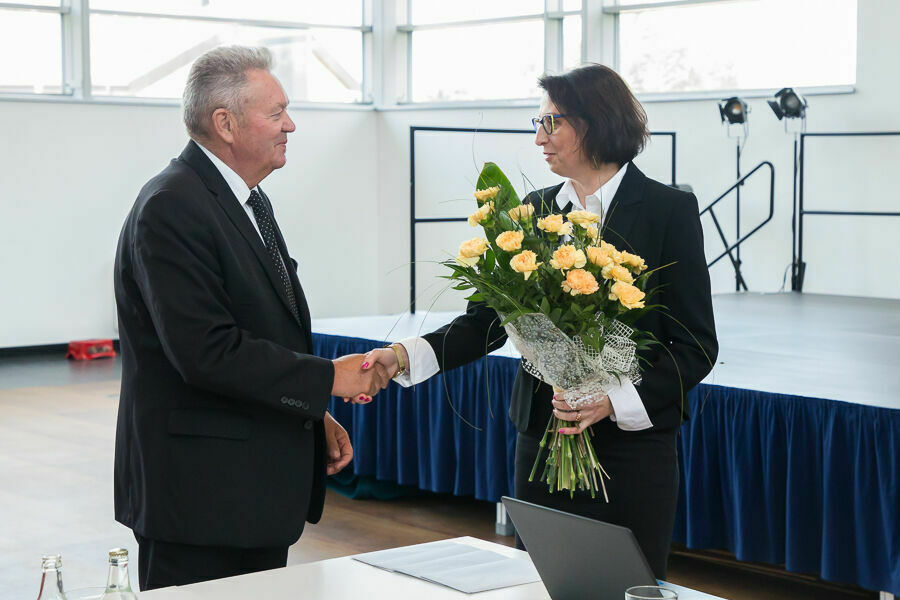 Zastępca Przewodniczącego Rady Gminy wręczająca kwiaty Wójtowi Gminy Niemce