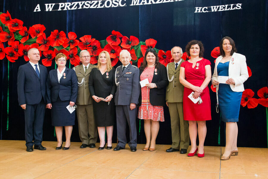 zdjęcie grupowe odznaczonych z przedstawicielami Wojska Polskiego