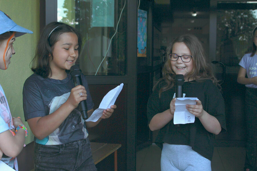 Dziewczynki mówiące przez mikrofon