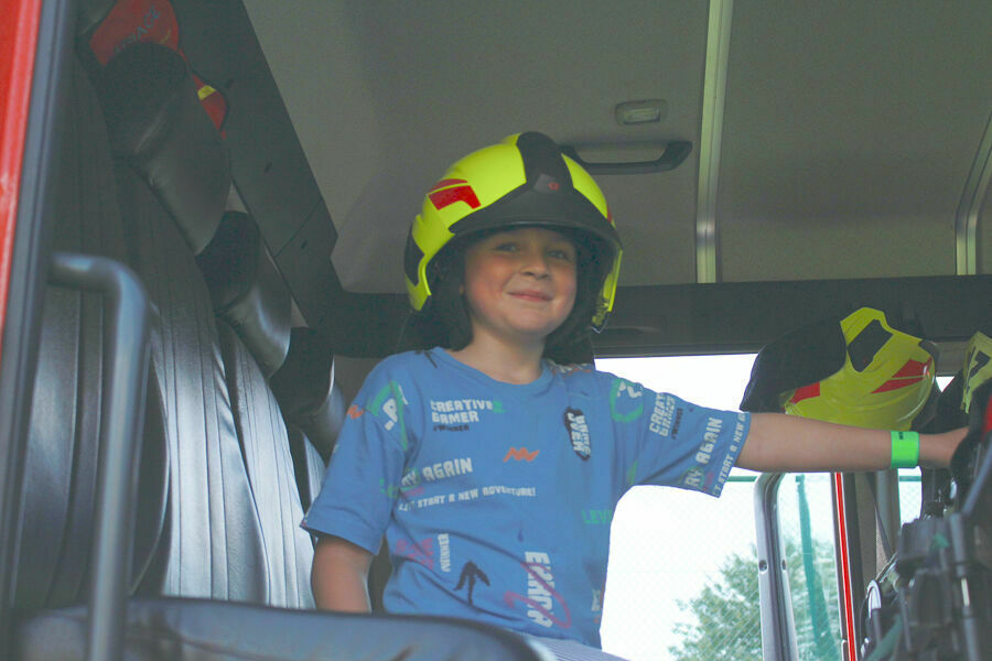 Chłopiec w samochodzie strażackim 