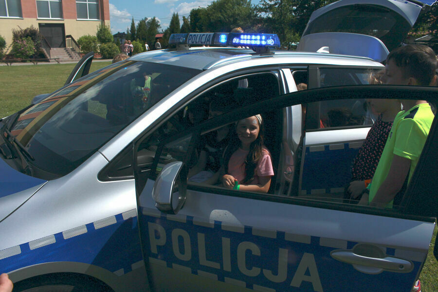 Dzieci w samochodziepolicyjnym 