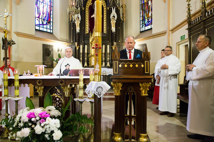 Proboszcz parafii w Niemcach i Przewodniczący Rady Gminy Niemce na kościelnym prezbiterium