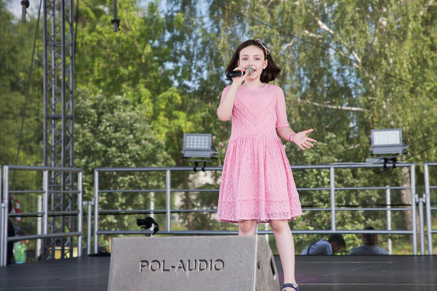 Dziewczynka śpiewająca na scenie
