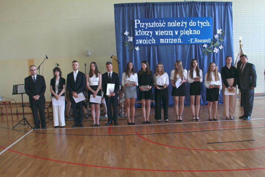 Zdjęcie grupowe Dyrektora z nagrodzonymi absolwentami