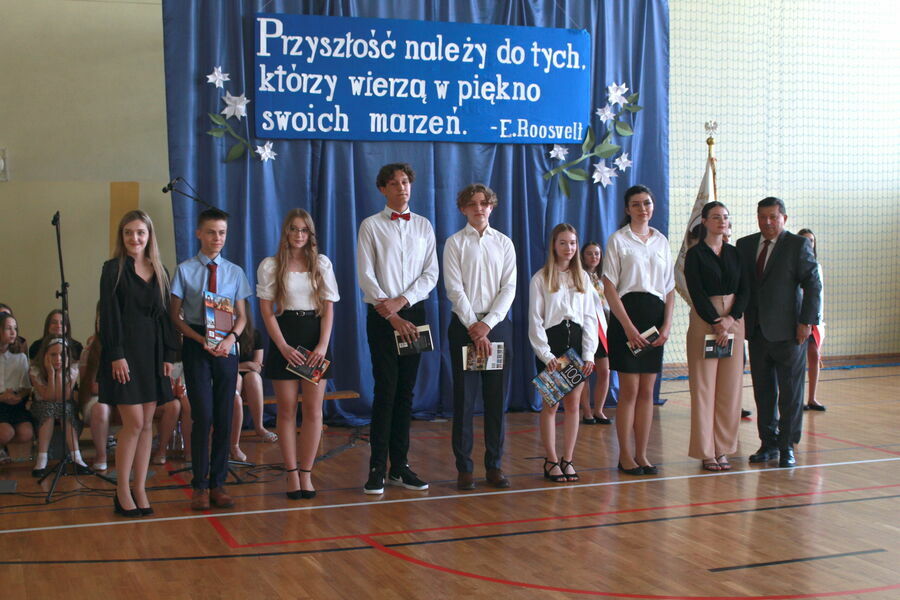 Zdjęcie grupowe Dyrektora z nagrodzonymi absolwentami