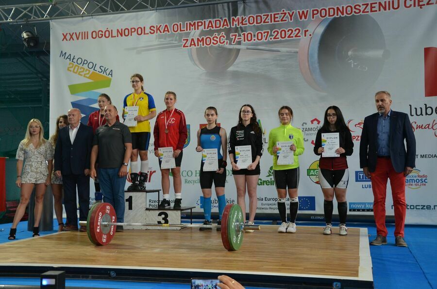 Zdjęcie grupowe podczas dekoracji zwycięzców