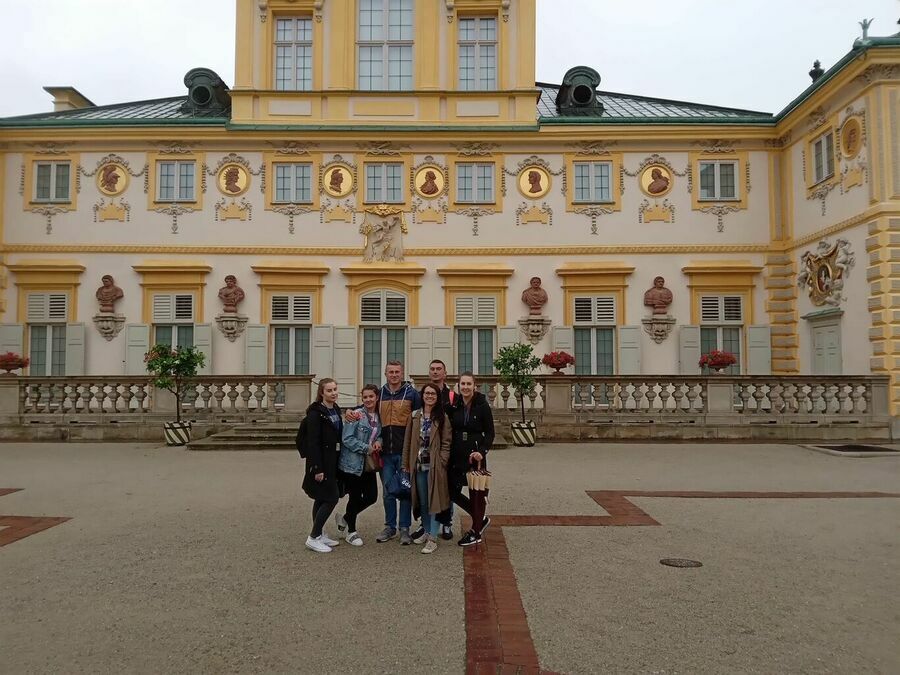 Uczestnicy wyjazdu na tle Pałacu w Wilanowie