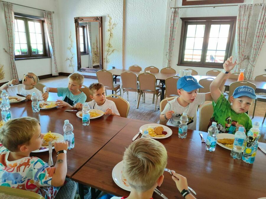 Grupa dzieci podczas posiłku