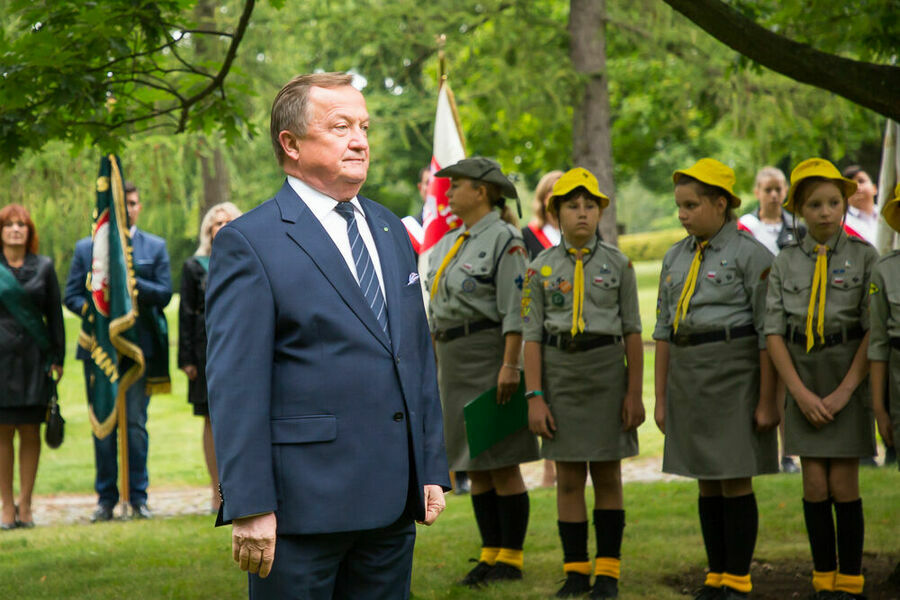 Poseł na Sejm RP przed pomnikiem