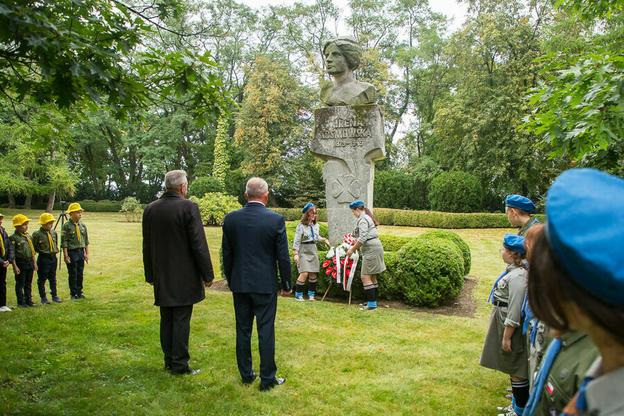 Przewodniczacy Rady Gminy Niemce z Wójtem Gminy przed pomnikiem