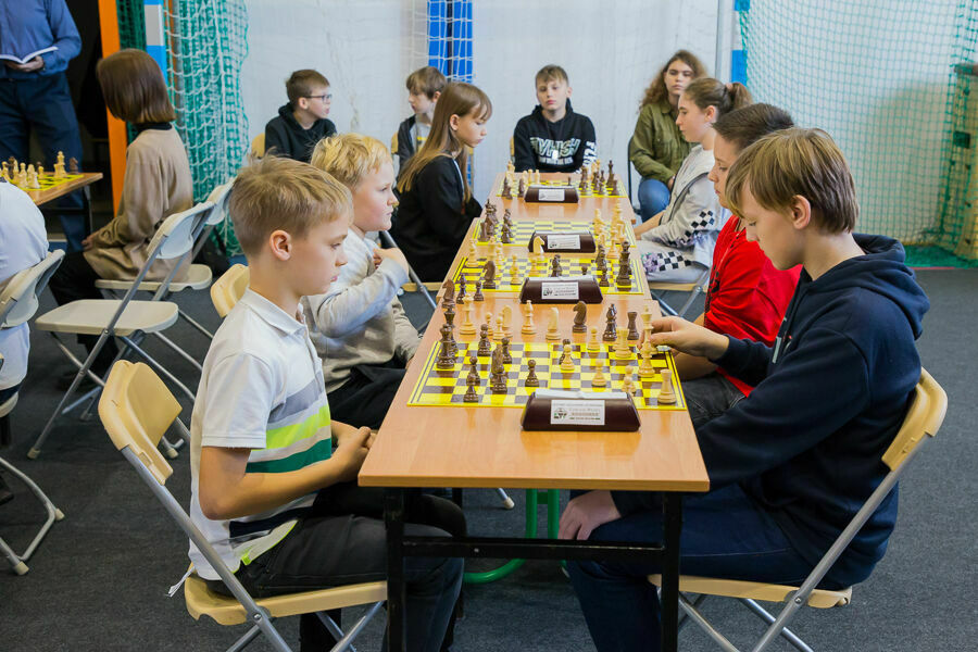 Stół przy którym dzieci rozgrywają partie szachowe