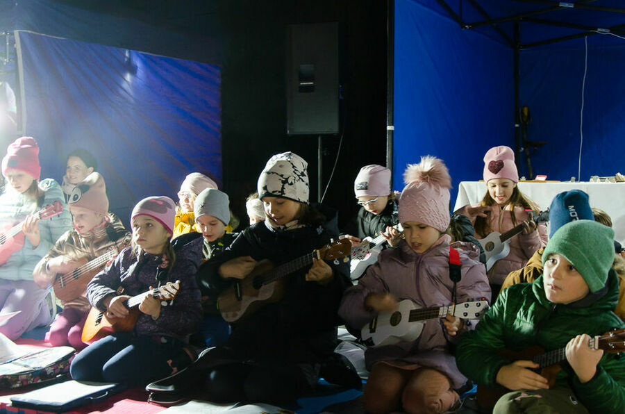 grupka dzieci gra na ukulele