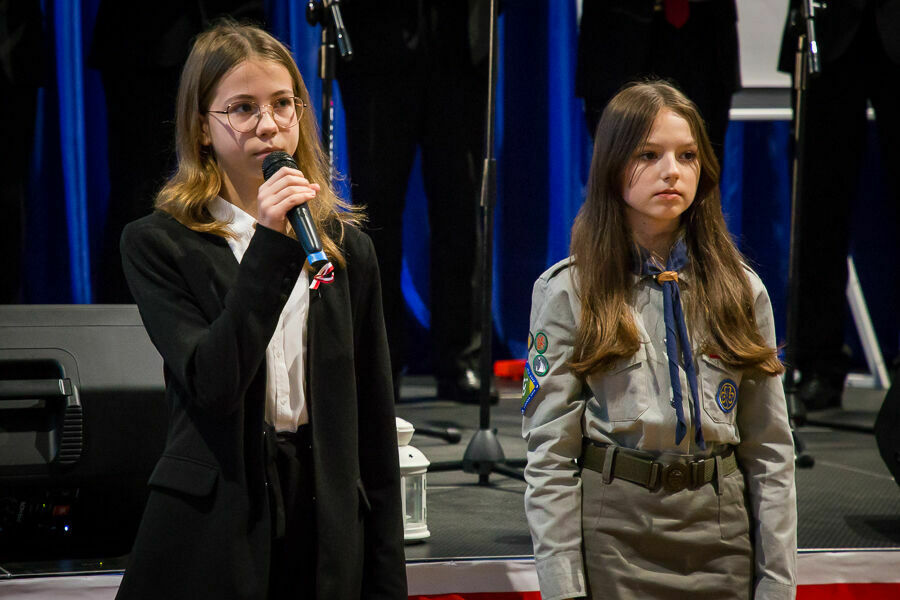 Dziewczynki recytujące wiersz przed sceną