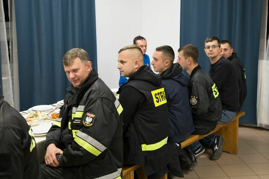 Strażacy przy zastawionym stole