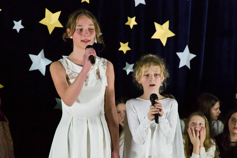 dwie dziewczynki śpiewają kolędę