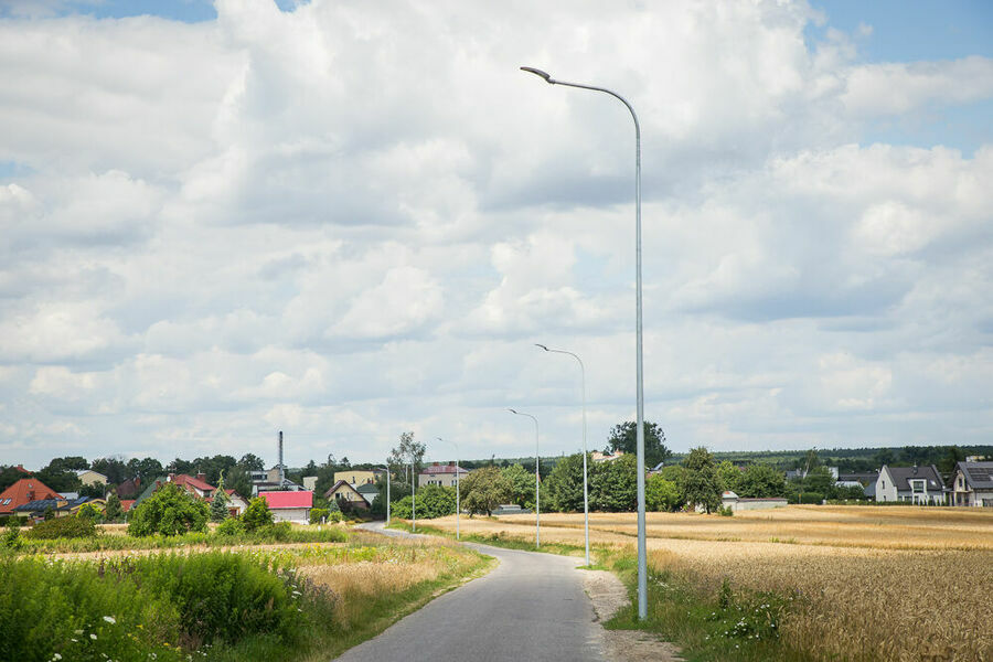 widok na drogą z lampami na poboczu
