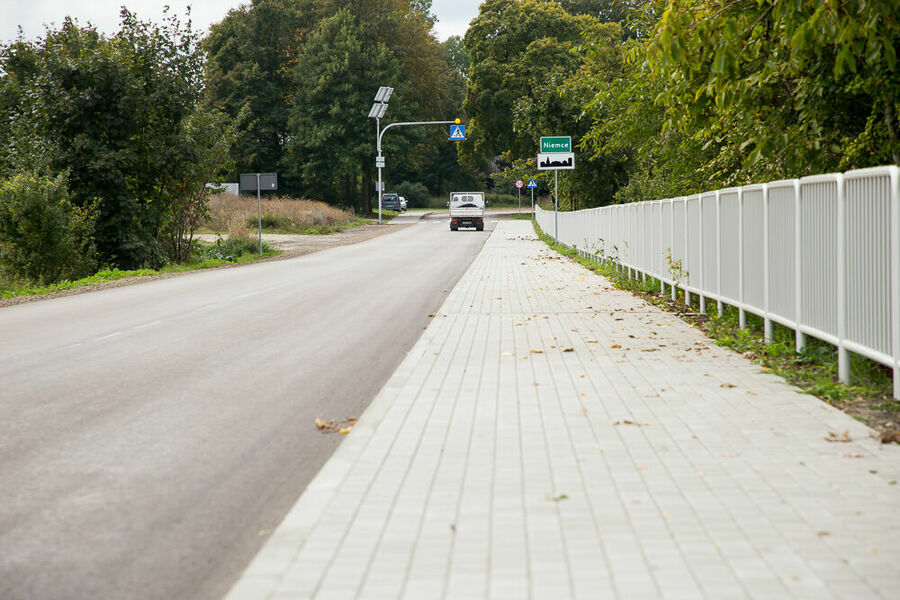 chodnik z barierkami przy drodze asfaltowej