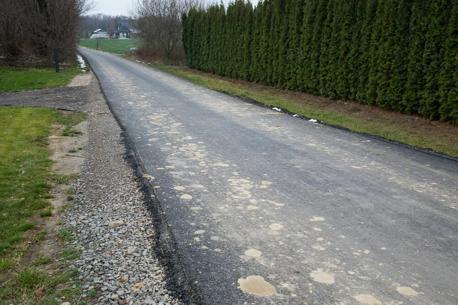 widok na drogę z nową nawierzchnią asfaltową