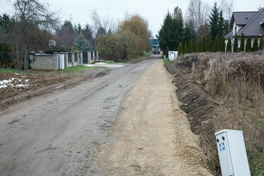 droga szutrowa z zabezpieczonym poboczem