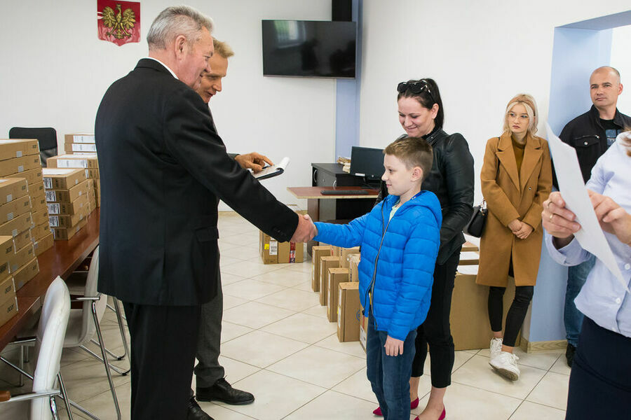 wójt gratulujący młodemu mieszkańcowi