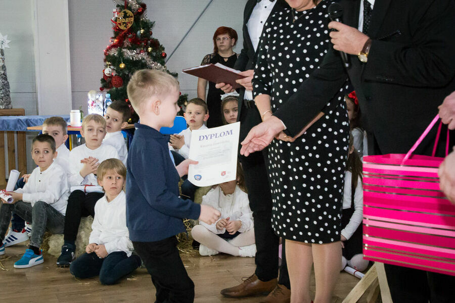 Mały chłopiec odbiera dyplom