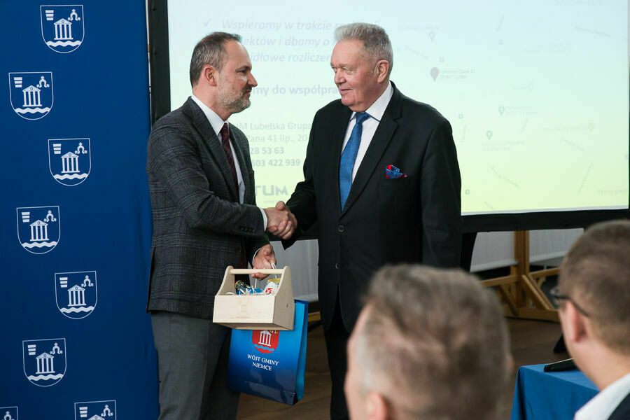 wójt z europosłem podają sobie ręce