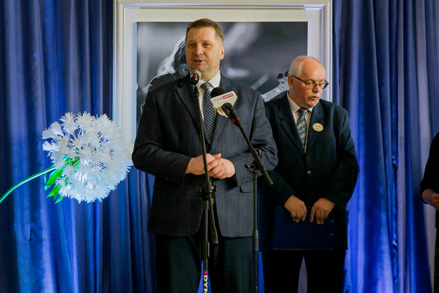 Minister Edukacji i Nauki podczas przemowy na scenie