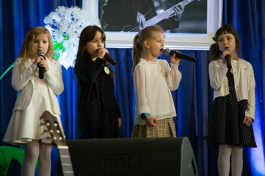 cztery dziewczynki podczas występu na scenie
