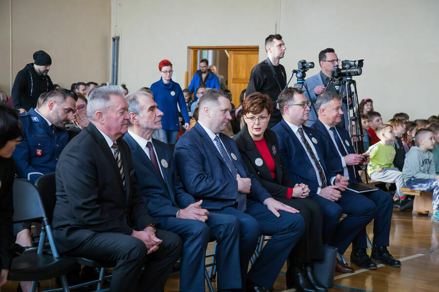 pierwszy rząd widowni z zaproszonymi władzami