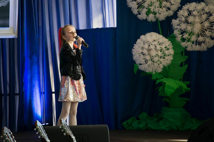 dziewczynka na scenie podczas śpiewania