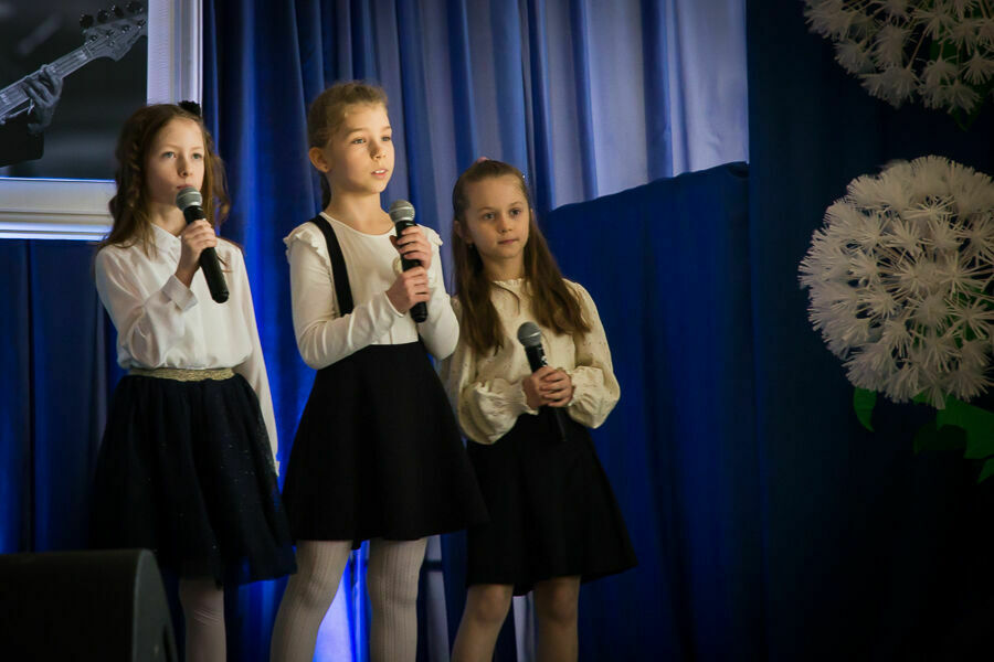trzy dziewczynki na scenie