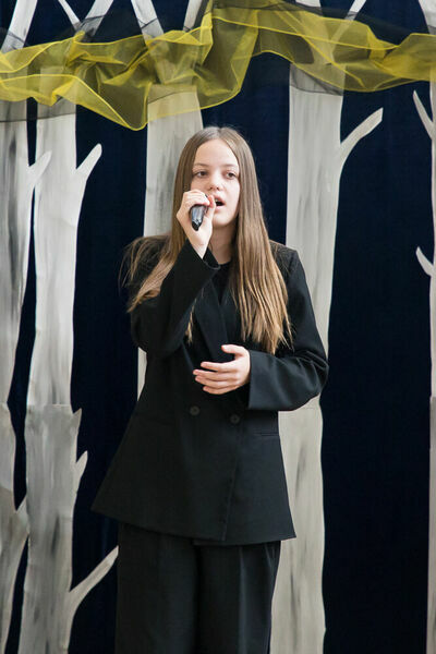 dziewczynka śpiewa do mikrofonu