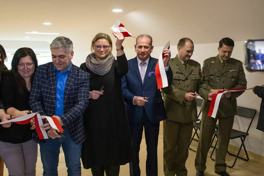 grupa osób z odciętymi szarfami w dłoniach