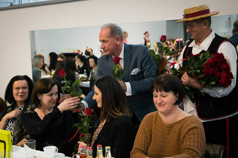 Wręczanie kwiatów przez Przewodniczącego Rady Gminy Niemce