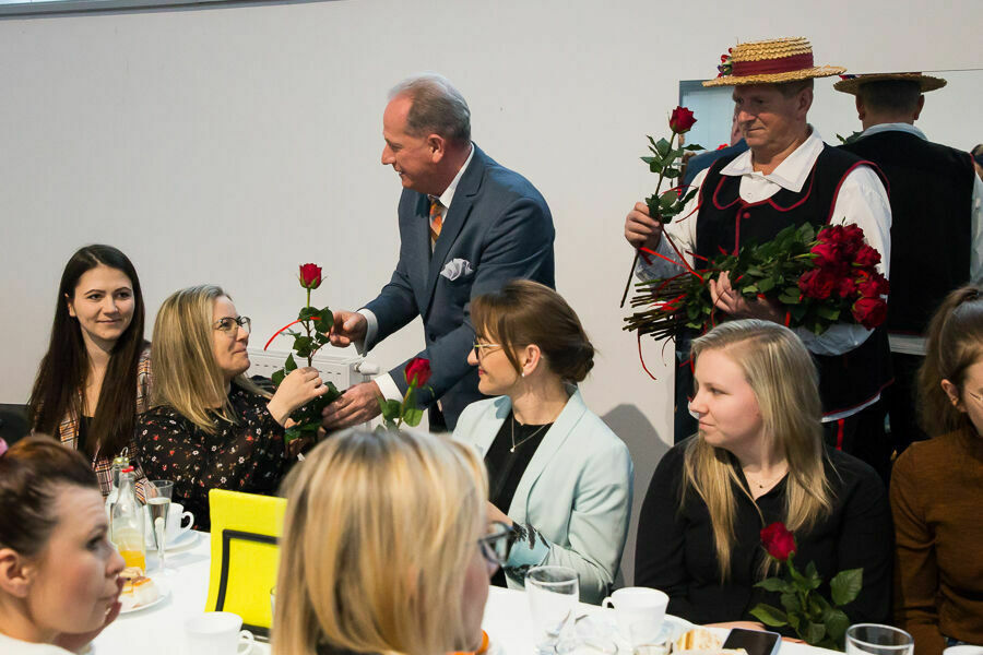 Wręczanie kwiatów przez Przewodniczącego Rady Gminy Niemce
