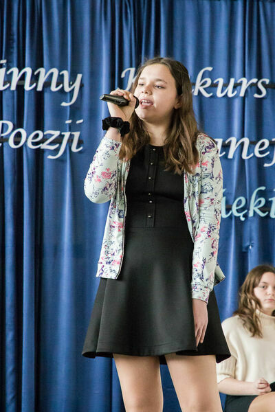 dziewczynka z mikrofonem na scenie