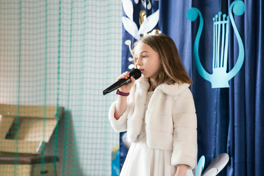dziewczynka z mikrofonem na scenie