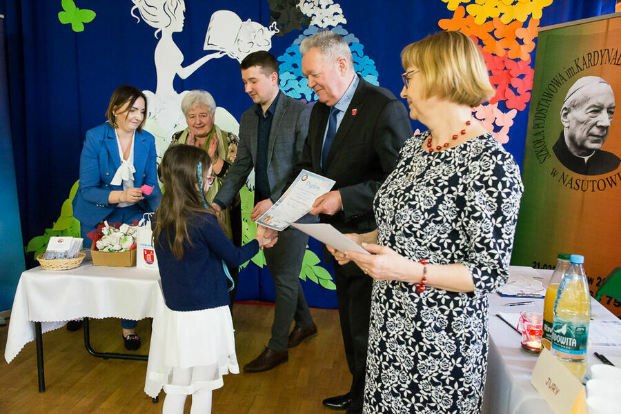 wójt wręcza dyplom laureatce