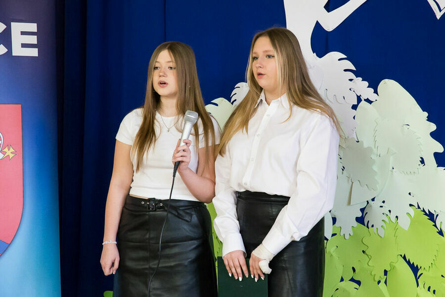 dwie dziewczynki śpiewają do mikrofonu