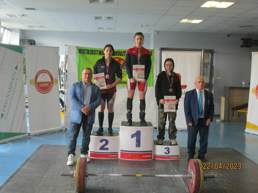 Zdjęcie grupowe na podium 